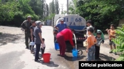 Мэрия города Оша привозит воду на водовозах из-за очередного отключения воды. 8 мая 2021 года.