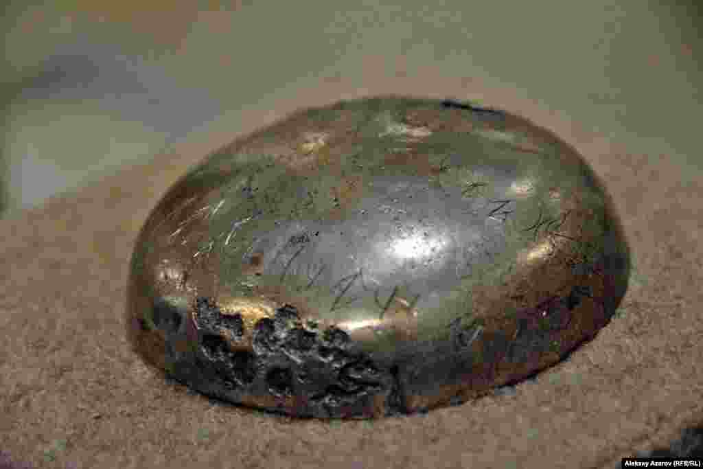 Одна из известных находок в кургане &laquo;Золотого человека&raquo; &ndash; серебряная чаша с двумя рядами надписи (26 знаков), которая до сих пор не дешифрована. Точнее есть попытки дешифровки, но они не получили всеобщего признания в мире ученых. А всего известны порядка 20 версий прочтения. По месту находки эту надпись называют иссыкским письмом, которое внешне напоминает орхоно-енисейскую письменность. Подобное письмо встречается и на глиняной посуде, найденной археологами в Казахстане, Узбекистане, Таджикистане, Афганистане. Вообще, чаша довольно маленькая. Помещается на ладони.