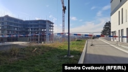 Pogled na susedno gradilište pored Centra izvrsnosti u Kragujevcu nakon odrona pristupne saobraćanice, 2.decembar 2025.