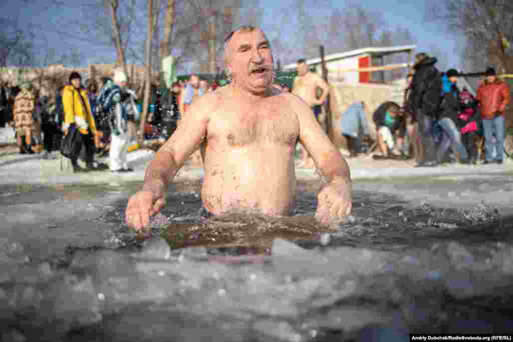 Так купалися кияни на морозяне Водохреще 2021-го у столичному Гідропарку та Оболоні