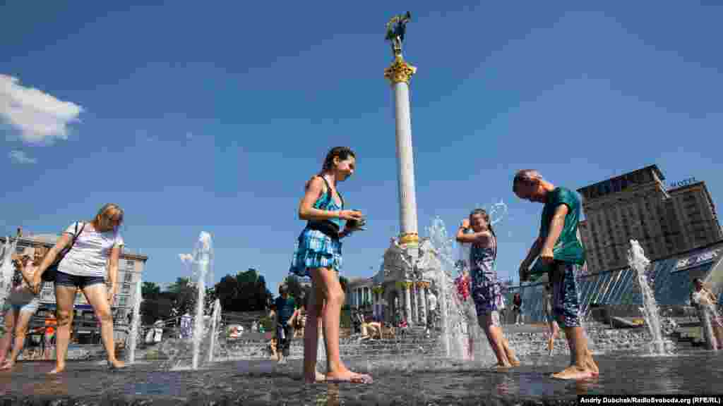 Діти купаються у фонтані на Майдані Незалежності. Синоптики попереджають, що денні температури +30 градусів і вище затримаються в Україні щонайменше до середини наступного тижня. Київ, 2 серпня 2017 року БІЛЬШЕ ПРО ЦЕ
