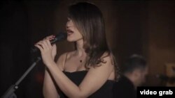 Иранды ырчы Парасту Ахмади