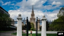 На фото – головний корпус МДУ