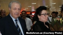 Ayaz Mütəllibov, Bakı hava limanında. 7 iyul, 2012-ci il.  Foto Meidaforum.az saytınındır.