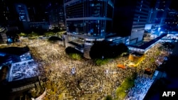 Тисячі людей зібралися в урядовому кварталі Гонконгу 28 вересня, вимагаючи вільних виборів