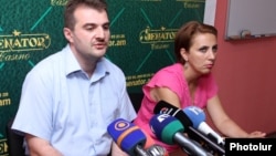Аргишти Кивирян и Ани Кагинян на встрече с журналистами, ЕРеван, 2 августа 2013 г.  