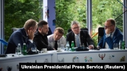 Президент України Володимир Зеленський (другий з лівого боку) та європейські лідери обговорюють повідомлення зі Стамбула, Тирана, Албанія, 16 травня 2025 року