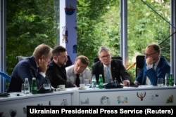 Президент України Володимир Зеленський, прем'єр-міністр Великої Британії Кір Стармер, президент Франції Емманюель Макрон, канцлер Німеччини Фрідріх Мерц і Дональд Туск під час телефонної розмови з Трампом під час саміту Європейської політичної спільноти в Албанії, 16 травня 2025