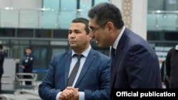 Глава Агентства по вопросам внешней трудовой миграции Равшан Ибрагимов (слева) и министр занятости и трудовых отношений Узбекистана Шерзод Кудбиев.