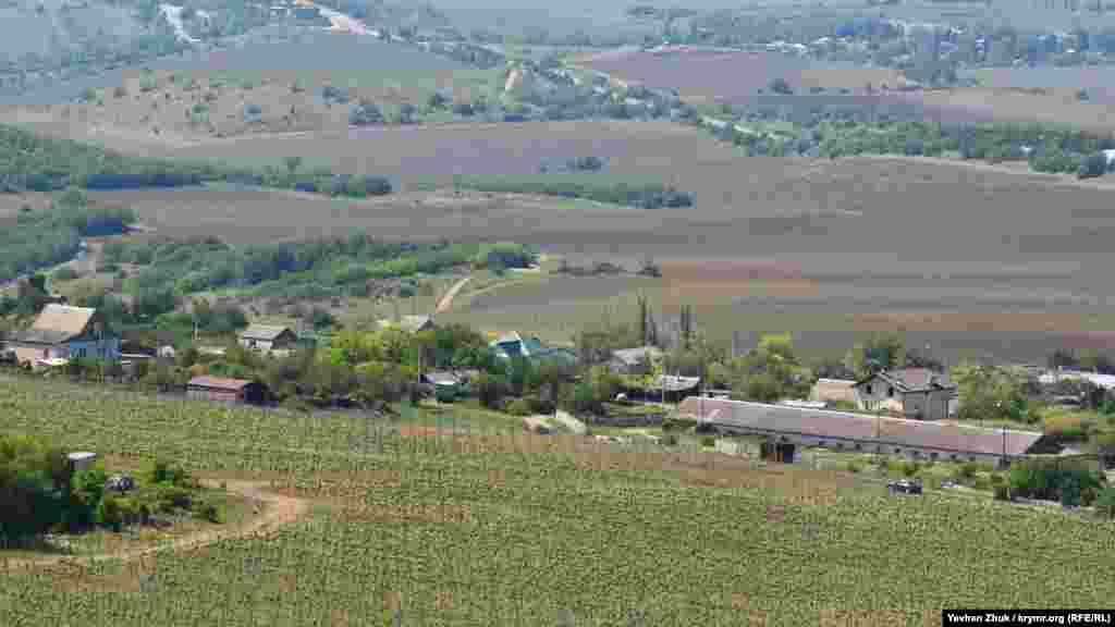 Краєвид з вершини Аю-Кая на село Оборонне (Камара). Воно розташоване в Балаклавському районі Севастополя. Зараз у ньому живе близько 100 осіб. На горі Аю-Кая раніше стояло середньовічне замкове укріплення &ndash; ісар