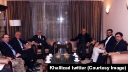 زلمي خلیل‌زاد د ملي یووالي حکومت له رهبرانو سره 