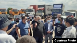 Казакстандын Өнөр жай жана инфраструктураны өнүктүрүү вице-министри Берик Камалиев жана "Казавтожол" компаниясынын төрагасы Аскар Муратулы айдоочулар менен сүйлөшүп жатышат. Нур-Султан айланма жолу. 30-май, 2021-жыл.