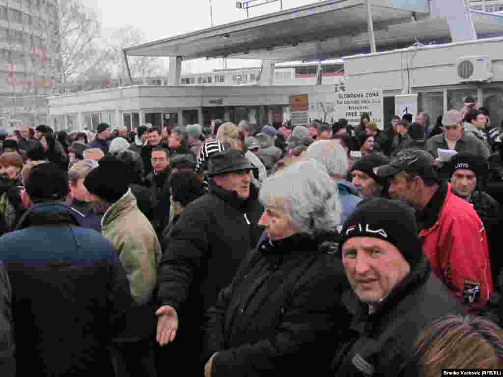 U Kragujevcu je 880 prekobrojnih radnika fabrike “Zastava”, koju je otkupio italijanski automobilski gigant Fiat, štrajkovalo zbog gubitka posla. Foto: Branko Vučković 