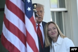 Президент США Дональд Трамп вітає прем'єр-міністра Італії Джорджію Мелоні біля входу у Білий дім у Вашингтоні, США, 17 квітня 2025 року