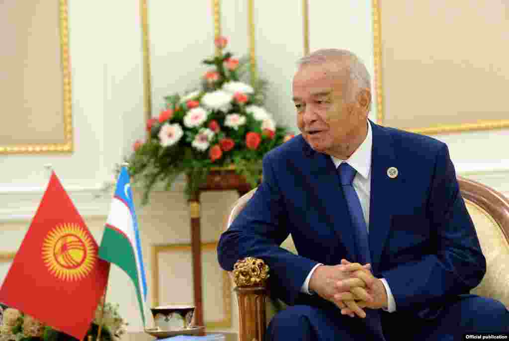 Кыргыз президенти Алмазбек Атамбаев менен сүйлөшүү учурунда. Ташкент, 24-июнь, 2016-жыл