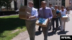 Актывісты "Гавары праўду" перадаюць копіі канфіскаваных подпісаў