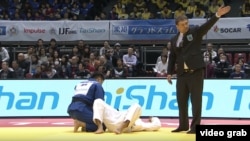 Баъди аз ҷояш барнахостани Комроншоҳ, довар табибонро ба майдон даъват кард.