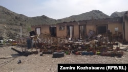 Чек ара жаңжалында өрттөлгөн үйлөрдүн бири.