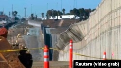 Мексика менен АКШнын чек арасы. 