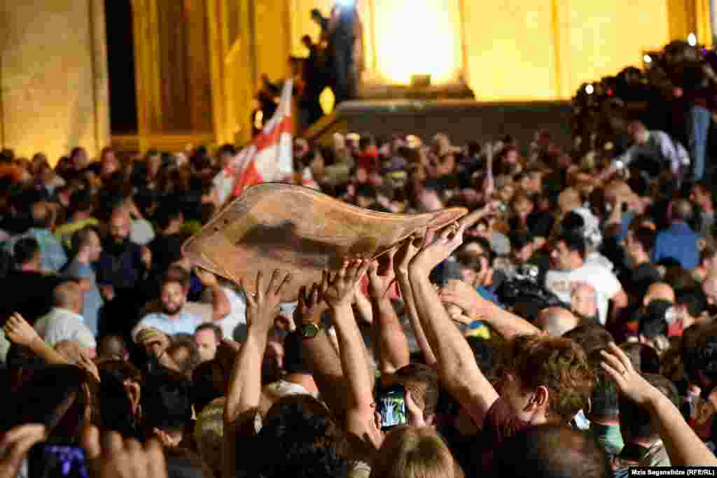 Жергиликтүү маалымат каражаттары башаламандык учурунда бир канча адам кармалганын жазды, бирок бул тууралуу азырынча так маалымат жок.