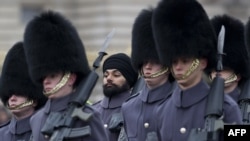 Сикх среди охранников Букингемского дворца в Лондоне