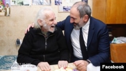 Վարչապետ Նիկոլ Փաշինյանն այցելում է Երվանդ Մանարյանին, Երևան, 30-ը հոկտեմբերի, 2020թ.