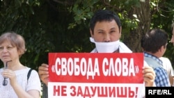 Участник акции протеста в защиту свободы слова. Алматы, 24 июня 2009 года. Иллюстративное фото. 