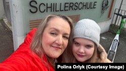 Біженки в Німеччині Поліна і Альона Орлики