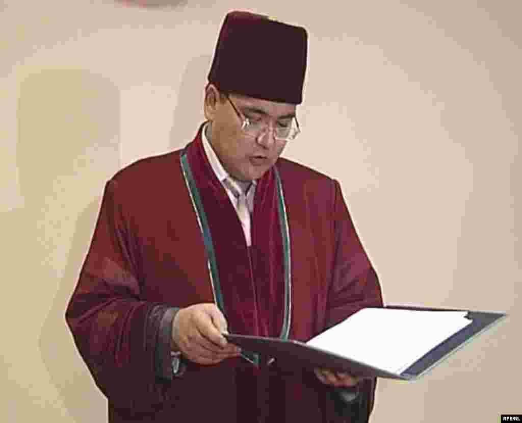 Нуржан Джолдасбеков, судья по делу Жаксыбека Кулекеева.  - Судья Нуржан Джолдасбеков выносит приговор бывшему президенту «Казахстан темир жолы» Жаксыбеку Кулекееву. Он был осужден на три года лишения свободы по обвинению в совершении коррупционных преступлений. Зал Сары-Аркинского районного суда Астаны, 13 ноября 2008 года. 