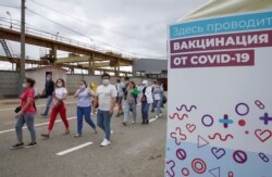 Трудовые мигранты идут в центр вакцинации от COVID-19 на городском рынке в Москве. 30 июня 2021 года. Фото: Reuters.