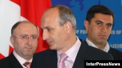 Ираклий Окруашвили (справа на заднем плане) слишком долго играл первую скрипку в команде действующего президента