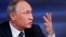 Ресей президенті Владимир Путин журналистерге жауап беріп отыр. Мәскеу, 17 желтоқсан 2015 жыл. 