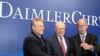 Слева направо: глава Сhrysler Том ЛаСорда, глава Cerberus Capital Джон Сноу и глава Daimler Дитер Цетше