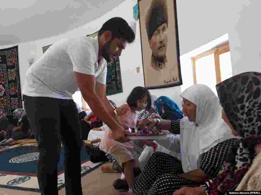 Казахи нынешние могут запросто пожаловаться местной власти, правоохранительным органам, что сосед режет лошадь или содержит ее в своем сарае для убоя. Завидуют новой машине или если чей-то сын поступил учиться в престижный вуз. В этом есть схожесть с казахстанскими казахами. При этом много они приобрели от турецкого народа. Экономны и практичны. Не станут брать кредит на свадьбу, не станут тратить деньги, чтобы пустить пыль в глаза. Так же как у турков, сначала год молодые считаются женихом и невестой, только после этого делают свадьбу. Кстати, некоторые свадьбы также могут пройти без угощения, как у турков. Хотя большинство старается попотчевать гостей торжества пловом и сладостями к чаю. Угощение на свадьбе и на поминках практически одинаковое. Молодожены живут отдельно от родителей, снимают жилье. И, не получив образование, не имея доходной работы, не торопятся обременять себя узами брака.