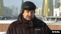 Гражданский активист Валерий Карпусевич дает интервью журналистам на акции протеста. Астана, 8 декабря 2009 года.