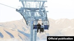 Президентская чета на подъемнике канатной дороги в туристическом комплексе «Шахдаг», декабр 2012            