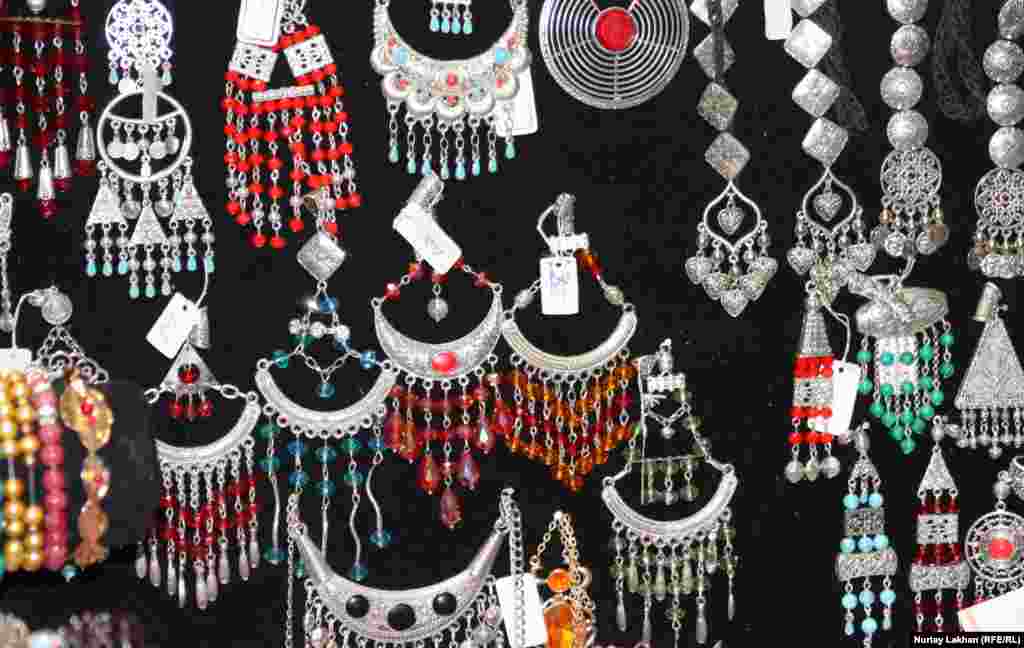 Ювелирные украшения, изготовленные из серебра и различных камней.