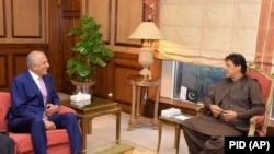 آرشیف، عمران خان صدراعظم پاکستان حین دیدار با زلمی خلیلزاد نماینده ویژه امریکا برای صلح افغانستان در اسلام آباد. August 1, 2019