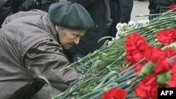 Альтернативные правозащитники вряд ли будут приносить цветы к Соловецкому камню на Лубянке