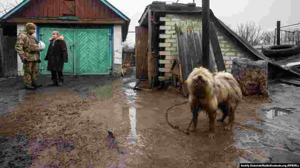 Український військовий розмовляє з жінкою на околиці Золотого-4 після атаки і потужного артобстрілу гібридними силами Росії позицій ЗСУ 18 лютого. Фото &ndash; Золоте-4, 19 лютого 2020 року БІЛЬШЕ ПРО ЦЕ