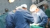 Медики на операции по трансплантации органов.