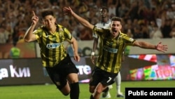 Форвард алматинского «Кайрата» Дастан Сатпаев (слева) празднует свой гол, забитый словацкому «Словану». Фото: ФК «Кайрат». 6 августа 2025 года.