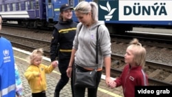 Kateryna çagalary bilen bilelikde günbatar Ukrainanyň Mukaçewo şäherine göçüp gelýär. 