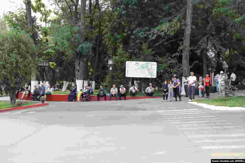 Салтанатты көрүш үчүн келген Ош шаарынын тургундары.