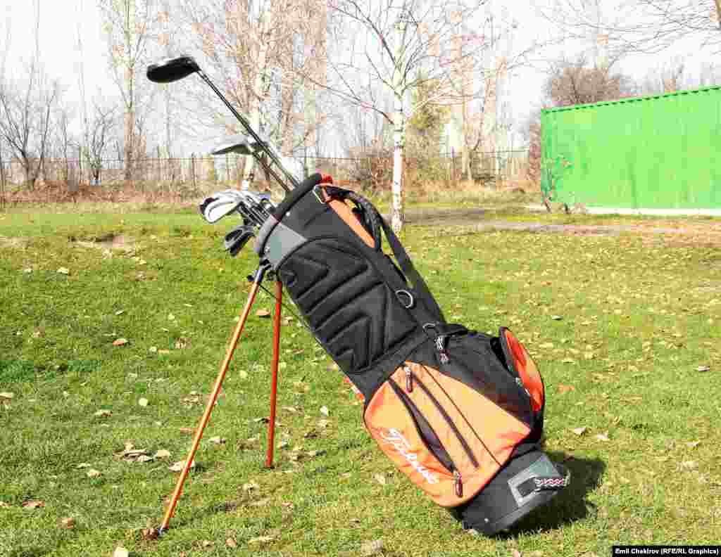 Гольф кымбат спорт&nbsp;түрүнө кирет.&nbsp;Бир оюнчуга керектеле турган жабдыктардын баасы 50 миң сомдон 150 миң сомго чейин бааланат. Ага кичинекей гольф тобу, кол кап, бут кийим, таякчалар жана таякчалар салынган баштык кирет. Таякчалар драйвер, влуд, айрон, патр деп аталып, ар бири чабуу аралыгына жараша колдонулат. &nbsp; &nbsp; 
