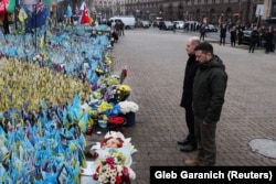 Президент України Володимир Зеленський та канцлер Німеччини Олаф Шольц вшановують пам'ять полеглих оборонців України біля народного меморіалу на Майдані Незалежності у Києві. 2024 рік