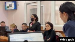 Судебный процесс над Эльвирой Еркебаевой и Максимом Кузнецовым, обвиняемыми в «найме киллера для убийства своего бывшего мужа». Скрин из видео