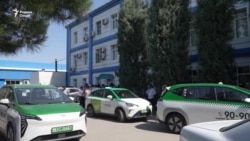 Дар Тоҷикистон таксиронҳо аз мушкилтар шудани кору иҷозаи кор шикоят доранд
