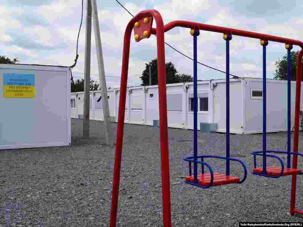 Гойдалки, встановлені коштом Німеччини