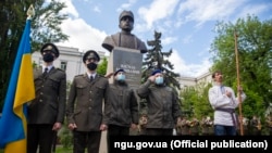 За час командування сотнею у складі 13-го полку уланів Висиль Вишиваний зробив її повністю українською